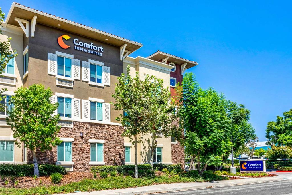 Comfort Inn & Suites Near Ontario Airport Main image 1